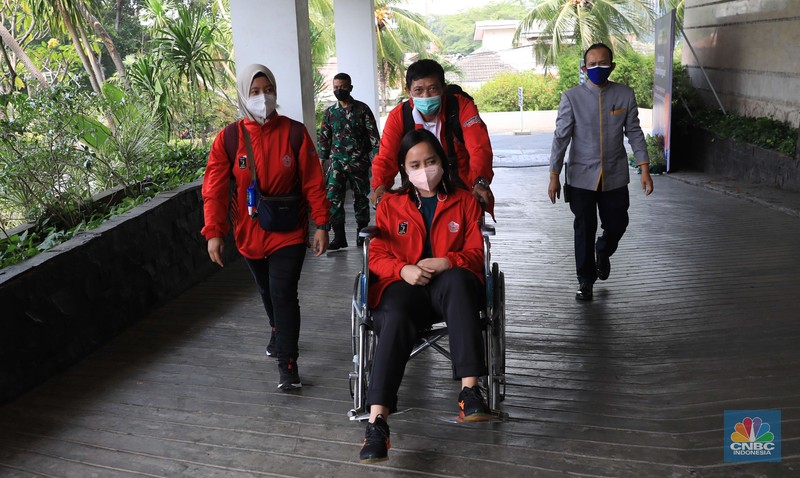 Sejumlah atlet dan official kontingen PON XX dari DKI Jakarta tiba di hotel Grand Cempaka Business, Jakarta, Kamis, (14/10/2021).  Setibanya mereka akan menjalani test kesehatan saat proses karantina Pemprov DKI Jakarta menyiapkan tempat karantina untuk kontingen DKI Jakarta yang berlaga di Pekan Olahraga Nasional (PON) XX Papua. Terdapat dua hotel yang disediakan Pemprov DKI Jakarta, yaitu Grand Cempaka Business Hotel dan D'Arcici Sunter Hotel. Fasilitas karantina disiapkan sebagai respons Pemprov DKI menyusul surat edaran dari Badan Nasional Penanggulangan Bencana (BNPB) yang mewajibkan para atlet dan official melakukan karantina sebelum pulang ke rumah masing-masing. Per hari ini hingga pukul 11.30 jumlah atlet dan official berjumlah 217. Diperkirakan lonjakan atlet yang dikarantina akan datang pada hari Sabtu 16/10. (CNBC Indonesia/ Muhammad Sabki)