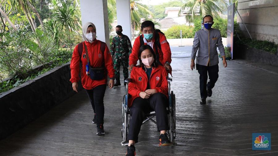 Sejumlah atlet dan official kontingen PON XX dari DKI Jakarta tiba di hotel Grand Cempaka Business, Jakarta, Kamis, (14/10/2021).  Setibanya mereka akan menjalani test kesehatan saat proses karantina Pemprov DKI Jakarta menyiapkan tempat karantina untuk kontingen DKI Jakarta yang berlaga di Pekan Olahraga Nasional (PON) XX Papua. Terdapat dua hotel yang disediakan Pemprov DKI Jakarta, yaitu Grand Cempaka Business Hotel dan D'Arcici Sunter Hotel. Fasilitas karantina disiapkan sebagai respons Pemprov DKI menyusul surat edaran dari Badan Nasional Penanggulangan Bencana (BNPB) yang mewajibkan para atlet dan official melakukan karantina sebelum pulang ke rumah masing-masing. Per hari ini hingga pukul 11.30 jumlah atlet dan official berjumlah 217. Diperkirakan lonjakan atlet yang dikarantina akan datang pada hari Sabtu 16/10. (CNBC Indonesia/ Muhammad Sabki)