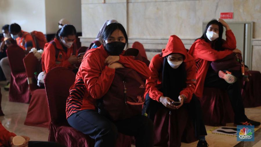 Sejumlah atlet dan official kontingen PON XX dari DKI Jakarta tiba di hotel Grand Cempaka Business, Jakarta, Kamis, (14/10/2021).  Setibanya mereka akan menjalani test kesehatan saat proses karantina Pemprov DKI Jakarta menyiapkan tempat karantina untuk kontingen DKI Jakarta yang berlaga di Pekan Olahraga Nasional (PON) XX Papua. Terdapat dua hotel yang disediakan Pemprov DKI Jakarta, yaitu Grand Cempaka Business Hotel dan D'Arcici Sunter Hotel. Fasilitas karantina disiapkan sebagai respons Pemprov DKI menyusul surat edaran dari Badan Nasional Penanggulangan Bencana (BNPB) yang mewajibkan para atlet dan official melakukan karantina sebelum pulang ke rumah masing-masing. Per hari ini hingga pukul 11.30 jumlah atlet dan official berjumlah 217. Diperkirakan lonjakan atlet yang dikarantina akan datang pada hari Sabtu 16/10. (վ/ Muhammad Sabki)