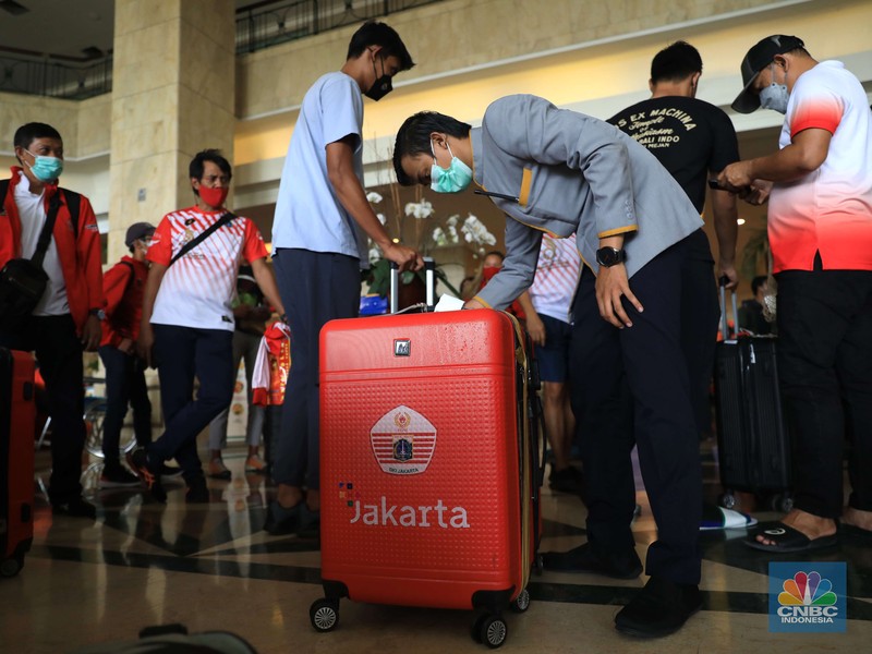 Tiba di Jakarta Atlet PON XX Papua Jalani Karantina Sejumlah atlet dan official kontingen PON XX dari DKI Jakarta tiba di hotel Grand Cempaka Business, Jakarta, Kamis, (14/10/2021). Setibanya mereka akan menjalani test kesehatan saat proses karantina Pemprov DKI Jakarta menyiapkan tempat karantina untuk kontingen DKI Jakarta yang berlaga di Pekan Olahraga Nasional (PON) XX Papua. Terdapat dua hotel yang disediakan Pemprov DKI Jakarta, yaitu Grand Cempaka Business Hotel dan D'Arcici Sunter Hotel. Fasilitas karantina disiapkan sebagai respons Pemprov DKI menyusul surat edaran dari Badan Nasional Penanggulangan Bencana (BNPB) yang mewajibkan para atlet dan official melakukan karantina sebelum pulang ke rumah masing-masing. Per hari ini hingga pukul 11.30 jumlah atlet dan official berjumlah 217. Diperkirakan lonjakan atlet yang dikarantina akan datang pada hari Sabtu 16/10. (CNBC Indonesia/ Muhammad Sabki)