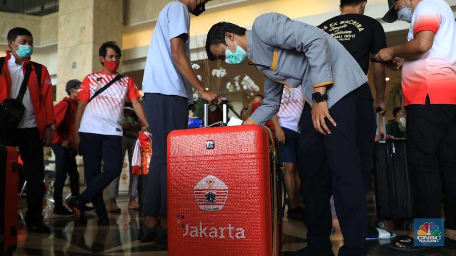 Sejumlah atlet dan official kontingen PON XX dari DKI Jakarta tiba di hotel Grand Cempaka Business, Jakarta, Kamis, (14/10/2021).  Setibanya mereka akan menjalani test kesehatan saat proses karantina Pemprov DKI Jakarta menyiapkan tempat karantina untuk kontingen DKI Jakarta yang berlaga di Pekan Olahraga Nasional (PON) XX Papua. Terdapat dua hotel yang disediakan Pemprov DKI Jakarta, yaitu Grand Cempaka Business Hotel dan D'Arcici Sunter Hotel. Fasilitas karantina disiapkan sebagai respons Pemprov DKI menyusul surat edaran dari Badan Nasional Penanggulangan Bencana (BNPB) yang mewajibkan para atlet dan official melakukan karantina sebelum pulang ke rumah masing-masing. Per hari ini hingga pukul 11.30 jumlah atlet dan official berjumlah 217. Diperkirakan lonjakan atlet yang dikarantina akan datang pada hari Sabtu 16/10. (CNBC Indonesia/ Muhammad Sabki)
