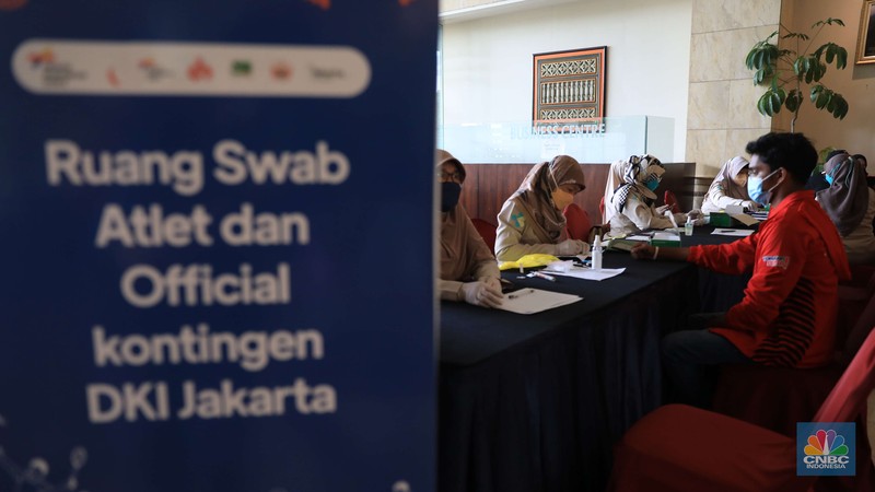 Tiba di Jakarta Atlet PON XX Papua Jalani Karantina Sejumlah atlet dan official kontingen PON XX dari DKI Jakarta tiba di hotel Grand Cempaka Business, Jakarta, Kamis, (14/10/2021). Setibanya mereka akan menjalani test kesehatan saat proses karantina Pemprov DKI Jakarta menyiapkan tempat karantina untuk kontingen DKI Jakarta yang berlaga di Pekan Olahraga Nasional (PON) XX Papua. Terdapat dua hotel yang disediakan Pemprov DKI Jakarta, yaitu Grand Cempaka Business Hotel dan D'Arcici Sunter Hotel. Fasilitas karantina disiapkan sebagai respons Pemprov DKI menyusul surat edaran dari Badan Nasional Penanggulangan Bencana (BNPB) yang mewajibkan para atlet dan official melakukan karantina sebelum pulang ke rumah masing-masing. Per hari ini hingga pukul 11.30 jumlah atlet dan official berjumlah 217. Diperkirakan lonjakan atlet yang dikarantina akan datang pada hari Sabtu 16/10. (CNBC Indonesia/ Muhammad Sabki)