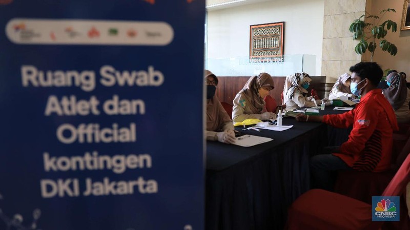 Sejumlah atlet dan official kontingen PON XX dari DKI Jakarta tiba di hotel Grand Cempaka Business, Jakarta, Kamis, (14/10/2021).  Setibanya mereka akan menjalani test kesehatan saat proses karantina Pemprov DKI Jakarta menyiapkan tempat karantina untuk kontingen DKI Jakarta yang berlaga di Pekan Olahraga Nasional (PON) XX Papua. Terdapat dua hotel yang disediakan Pemprov DKI Jakarta, yaitu Grand Cempaka Business Hotel dan D'Arcici Sunter Hotel. Fasilitas karantina disiapkan sebagai respons Pemprov DKI menyusul surat edaran dari Badan Nasional Penanggulangan Bencana (BNPB) yang mewajibkan para atlet dan official melakukan karantina sebelum pulang ke rumah masing-masing. Per hari ini hingga pukul 11.30 jumlah atlet dan official berjumlah 217. Diperkirakan lonjakan atlet yang dikarantina akan datang pada hari Sabtu 16/10. (CNBC Indonesia/ Muhammad Sabki)