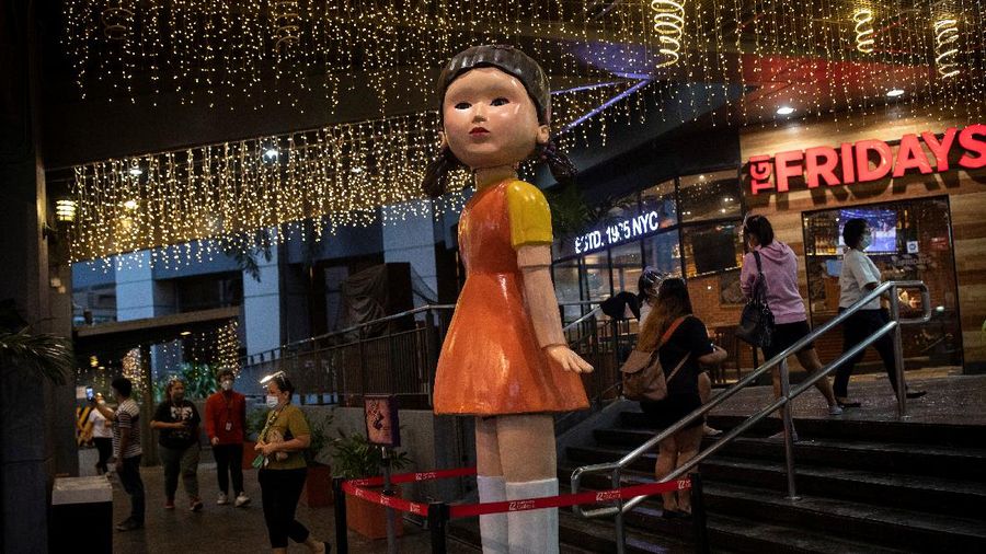 Boneka setinggi 3 meter (10 kaki) dari serial Netflix 