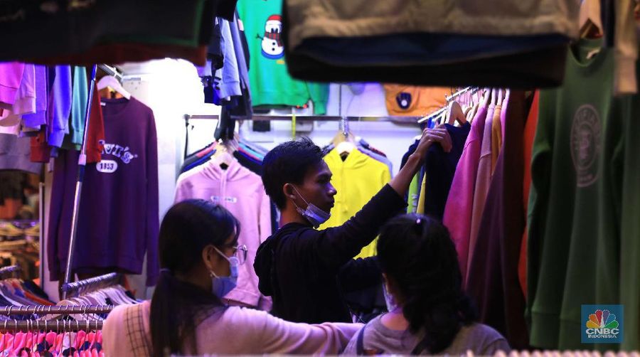 Pengunjung mencari pakaian second di Pasar Senen, Jumat, 15/10. Tren thrifting atau buru pakaian impor yang masih layak pakai berlanjut usai PPKM ketat akibat Corona mereda. Pasar Senen, Jakarta Pusat, merupakan salah satu tujuan yang paling banyak dipilih untuk thrift shop. Penampilan pasar yang semakin nyaman dan modern berkat peremajaan dan dibangun kembali pasca kebakaran pada April 2014 dan Januari 2017 lalu itu, membuat pengunjung betah berbelanja. Pengunjungnya mayoritas kalangan anak muda yang tampil gaya tanpa mengeluarkan banyak biaya, atau mereka yang mencari pakaian unik, branded dan tidak pasaran. Selain baju disini juga menjual sepatu branded second dan aksesoris lain. Harga yang dijual dari Rp20.000 hinggal Rp150 ribu bisa ditawar.  (CNBC Indonesia/ Muhammad Sabki)