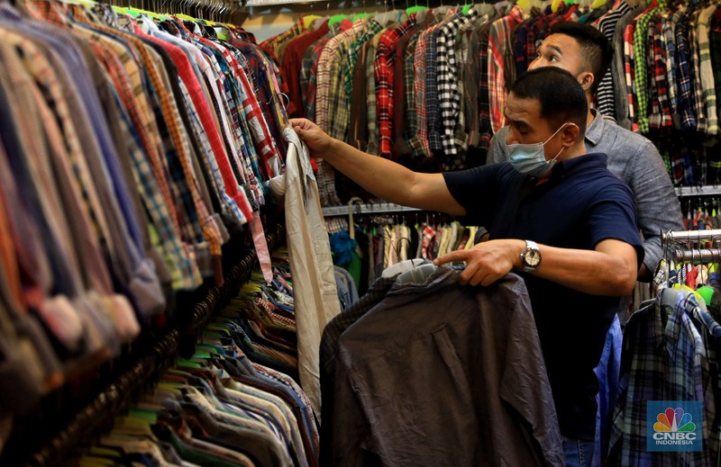 Penjualan pakaian bekas (Thrifting) di Pasar Senen. Pengunjung mencari pakaian second di Pasar Senen, Jumat, 15/10. Tren thrifting atau buru pakaian impor yang masih layak pakai berlanjut usai PPKM ketat akibat Corona mereda. Pasar Senen, Jakarta Pusat, merupakan salah satu tujuan yang paling banyak dipilih untuk thrift shop. Penampilan pasar yang semakin nyaman dan modern berkat peremajaan dan dibangun kembali pasca kebakaran pada April 2014 dan Januari 2017 lalu itu, membuat pengunjung betah berbelanja. Pengunjungnya mayoritas kalangan anak muda yang tampil gaya tanpa mengeluarkan banyak biaya, atau mereka yang mencari pakaian unik, branded dan tidak pasaran. Selain baju disini juga menjual sepatu branded second dan aksesoris lain. Harga yang dijual dari Rp20.000 hinggal Rp150 ribu bisa ditawar. (CNBC Indonesia/ Muhammad Sabki)