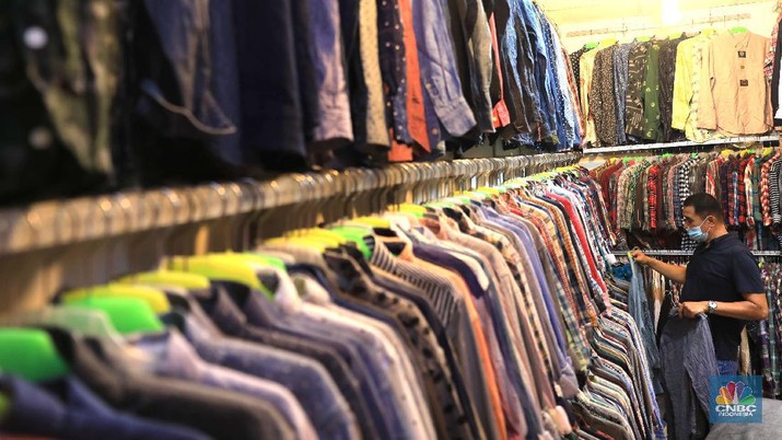 Pengunjung mencari pakaian second di Pasar Senen, Jumat, 15/10. Tren thrifting atau buru pakaian impor yang masih layak pakai berlanjut usai PPKM ketat akibat Corona mereda. Pasar Senen, Jakarta Pusat, merupakan salah satu tujuan yang paling banyak dipilih untuk thrift shop. Penampilan pasar yang semakin nyaman dan modern berkat peremajaan dan dibangun kembali pasca kebakaran pada April 2014 dan Januari 2017 lalu itu, membuat pengunjung betah berbelanja. Pengunjungnya mayoritas kalangan anak muda yang tampil gaya tanpa mengeluarkan banyak biaya, atau mereka yang mencari pakaian unik, branded dan tidak pasaran. Selain baju disini juga menjual sepatu branded second dan aksesoris lain. Harga yang dijual dari Rp20.000 hinggal Rp150 ribu bisa ditawar.  (CNBC Indonesia/ Muhammad Sabki)