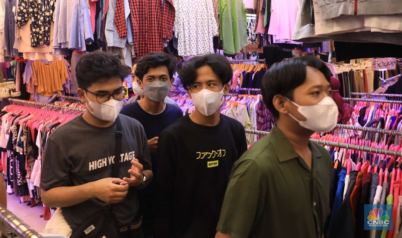 Penjualan pakaian bekas (Thrifting) di Pasar Senen. Pengunjung mencari pakaian second di Pasar Senen, Jumat, 15/10. Tren thrifting atau buru pakaian impor yang masih layak pakai berlanjut usai PPKM ketat akibat Corona mereda. Pasar Senen, Jakarta Pusat, merupakan salah satu tujuan yang paling banyak dipilih untuk thrift shop. Penampilan pasar yang semakin nyaman dan modern berkat peremajaan dan dibangun kembali pasca kebakaran pada April 2014 dan Januari 2017 lalu itu, membuat pengunjung betah berbelanja. Pengunjungnya mayoritas kalangan anak muda yang tampil gaya tanpa mengeluarkan banyak biaya, atau mereka yang mencari pakaian unik, branded dan tidak pasaran. Selain baju disini juga menjual sepatu branded second dan aksesoris lain. Harga yang dijual dari Rp20.000 hinggal Rp150 ribu bisa ditawar. (CNBC Indonesia/ Muhammad Sabki)