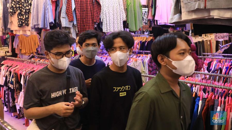 Pengunjung mencari pakaian second di Pasar Senen, Jumat, 15/10. Tren thrifting atau buru pakaian impor yang masih layak pakai berlanjut usai PPKM ketat akibat Corona mereda. Pasar Senen, Jakarta Pusat, merupakan salah satu tujuan yang paling banyak dipilih untuk thrift shop. Penampilan pasar yang semakin nyaman dan modern berkat peremajaan dan dibangun kembali pasca kebakaran pada April 2014 dan Januari 2017 lalu itu, membuat pengunjung betah berbelanja. Pengunjungnya mayoritas kalangan anak muda yang tampil gaya tanpa mengeluarkan banyak biaya, atau mereka yang mencari pakaian unik, branded dan tidak pasaran. Selain baju disini juga menjual sepatu branded second dan aksesoris lain. Harga yang dijual dari Rp20.000 hinggal Rp150 ribu bisa ditawar.  (CNBC Indonesia/ Muhammad Sabki)