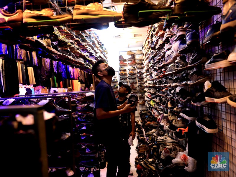 Penjualan pakaian bekas (Thrifting) di Pasar Senen. Pengunjung mencari pakaian second di Pasar Senen, Jumat, 15/10. Tren thrifting atau buru pakaian impor yang masih layak pakai berlanjut usai PPKM ketat akibat Corona mereda. Pasar Senen, Jakarta Pusat, merupakan salah satu tujuan yang paling banyak dipilih untuk thrift shop. Penampilan pasar yang semakin nyaman dan modern berkat peremajaan dan dibangun kembali pasca kebakaran pada April 2014 dan Januari 2017 lalu itu, membuat pengunjung betah berbelanja. Pengunjungnya mayoritas kalangan anak muda yang tampil gaya tanpa mengeluarkan banyak biaya, atau mereka yang mencari pakaian unik, branded dan tidak pasaran. Selain baju disini juga menjual sepatu branded second dan aksesoris lain. Harga yang dijual dari Rp20.000 hinggal Rp150 ribu bisa ditawar. (CNBC Indonesia/ Muhammad Sabki)