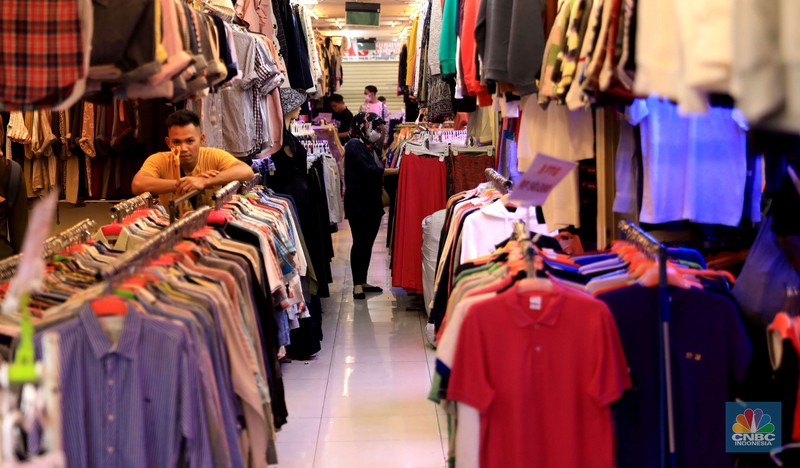 Penjualan pakaian bekas (Thrifting) di Pasar Senen. Pengunjung mencari pakaian second di Pasar Senen, Jumat, 15/10. Tren thrifting atau buru pakaian impor yang masih layak pakai berlanjut usai PPKM ketat akibat Corona mereda. Pasar Senen, Jakarta Pusat, merupakan salah satu tujuan yang paling banyak dipilih untuk thrift shop. Penampilan pasar yang semakin nyaman dan modern berkat peremajaan dan dibangun kembali pasca kebakaran pada April 2014 dan Januari 2017 lalu itu, membuat pengunjung betah berbelanja. Pengunjungnya mayoritas kalangan anak muda yang tampil gaya tanpa mengeluarkan banyak biaya, atau mereka yang mencari pakaian unik, branded dan tidak pasaran. Selain baju disini juga menjual sepatu branded second dan aksesoris lain. Harga yang dijual dari Rp20.000 hinggal Rp150 ribu bisa ditawar. (CNBC Indonesia/ Muhammad Sabki)
