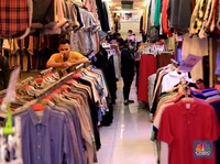 Menggeliat Lagi, Anak Muda Thrifting Pakaian di Pasar Senen