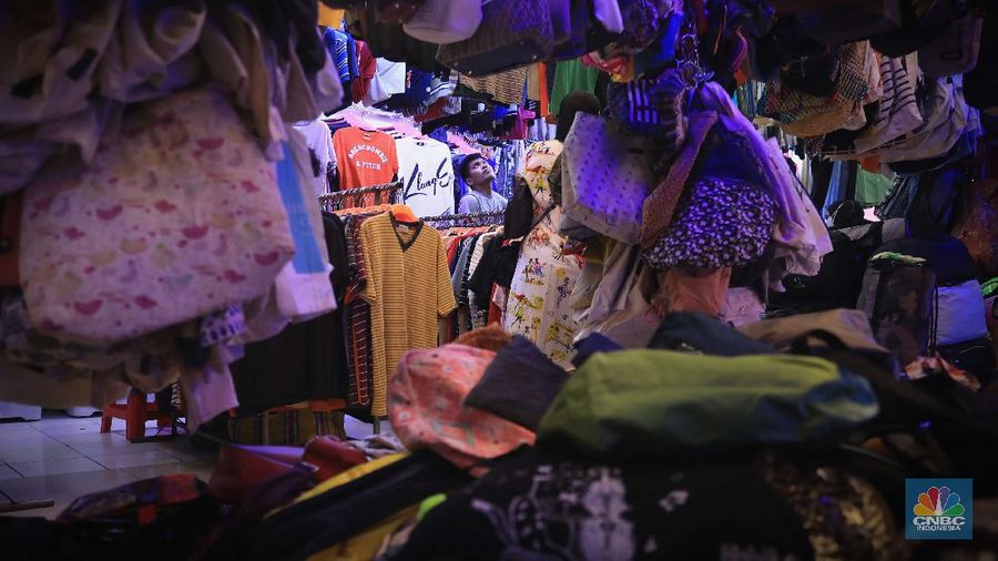 Pengunjung mencari pakaian second di Pasar Senen, Jumat, 15/10. Tren thrifting atau buru pakaian impor yang masih layak pakai berlanjut usai PPKM ketat akibat Corona mereda. Pasar Senen, Jakarta Pusat, merupakan salah satu tujuan yang paling banyak dipilih untuk thrift shop. Penampilan pasar yang semakin nyaman dan modern berkat peremajaan dan dibangun kembali pasca kebakaran pada April 2014 dan Januari 2017 lalu itu, membuat pengunjung betah berbelanja. Pengunjungnya mayoritas kalangan anak muda yang tampil gaya tanpa mengeluarkan banyak biaya, atau mereka yang mencari pakaian unik, branded dan tidak pasaran. Selain baju disini juga menjual sepatu branded second dan aksesoris lain. Harga yang dijual dari Rp20.000 hinggal Rp150 ribu bisa ditawar.  (CNBC Indonesia/ Muhammad Sabki)