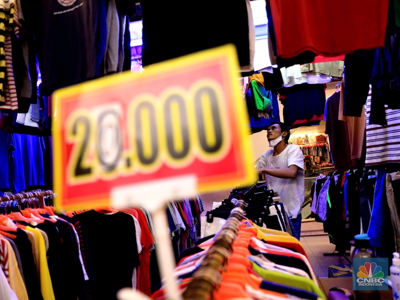 Pengunjung mencari pakaian second di Pasar Senen, Jumat, 15/10. Tren thrifting atau buru pakaian impor yang masih layak pakai berlanjut usai PPKM ketat akibat Corona mereda. Pasar Senen, Jakarta Pusat, merupakan salah satu tujuan yang paling banyak dipilih untuk thrift shop. Penampilan pasar yang semakin nyaman dan modern berkat peremajaan dan dibangun kembali pasca kebakaran pada April 2014 dan Januari 2017 lalu itu, membuat pengunjung betah berbelanja. Pengunjungnya mayoritas kalangan anak muda yang tampil gaya tanpa mengeluarkan banyak biaya, atau mereka yang mencari pakaian unik, branded dan tidak pasaran. Selain baju disini juga menjual sepatu branded second dan aksesoris lain. Harga yang dijual dari Rp20.000 hinggal Rp150 ribu bisa ditawar.  (CNBC Indonesia/ Muhammad Sabki)