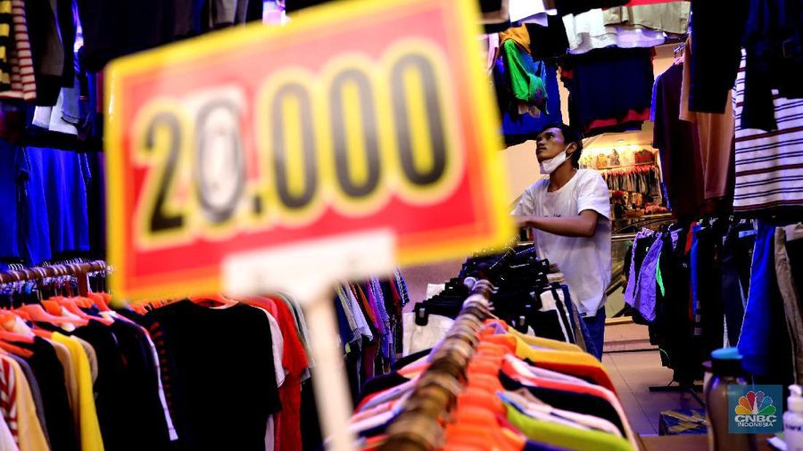 Pengunjung mencari pakaian second di Pasar Senen, Jumat, 15/10. Tren thrifting atau buru pakaian impor yang masih layak pakai berlanjut usai PPKM ketat akibat Corona mereda. Pasar Senen, Jakarta Pusat, merupakan salah satu tujuan yang paling banyak dipilih untuk thrift shop. Penampilan pasar yang semakin nyaman dan modern berkat peremajaan dan dibangun kembali pasca kebakaran pada April 2014 dan Januari 2017 lalu itu, membuat pengunjung betah berbelanja. Pengunjungnya mayoritas kalangan anak muda yang tampil gaya tanpa mengeluarkan banyak biaya, atau mereka yang mencari pakaian unik, branded dan tidak pasaran. Selain baju disini juga menjual sepatu branded second dan aksesoris lain. Harga yang dijual dari Rp20.000 hinggal Rp150 ribu bisa ditawar.  (CNBC Indonesia/ Muhammad Sabki)
