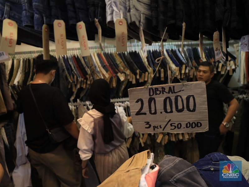 Penjualan pakaian bekas (Thrifting) di Pasar Senen. Pengunjung mencari pakaian second di Pasar Senen, Jumat, 15/10. Tren thrifting atau buru pakaian impor yang masih layak pakai berlanjut usai PPKM ketat akibat Corona mereda. Pasar Senen, Jakarta Pusat, merupakan salah satu tujuan yang paling banyak dipilih untuk thrift shop. Penampilan pasar yang semakin nyaman dan modern berkat peremajaan dan dibangun kembali pasca kebakaran pada April 2014 dan Januari 2017 lalu itu, membuat pengunjung betah berbelanja. Pengunjungnya mayoritas kalangan anak muda yang tampil gaya tanpa mengeluarkan banyak biaya, atau mereka yang mencari pakaian unik, branded dan tidak pasaran. Selain baju disini juga menjual sepatu branded second dan aksesoris lain. Harga yang dijual dari Rp20.000 hinggal Rp150 ribu bisa ditawar. (CNBC Indonesia/ Muhammad Sabki)