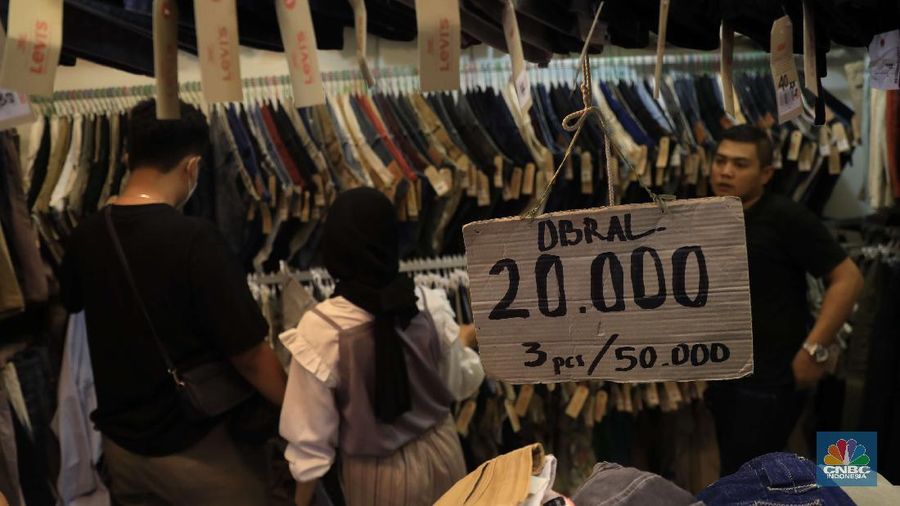 Pengunjung mencari pakaian second di Pasar Senen, Jumat, 15/10. Tren thrifting atau buru pakaian impor yang masih layak pakai berlanjut usai PPKM ketat akibat Corona mereda. Pasar Senen, Jakarta Pusat, merupakan salah satu tujuan yang paling banyak dipilih untuk thrift shop. Penampilan pasar yang semakin nyaman dan modern berkat peremajaan dan dibangun kembali pasca kebakaran pada April 2014 dan Januari 2017 lalu itu, membuat pengunjung betah berbelanja. Pengunjungnya mayoritas kalangan anak muda yang tampil gaya tanpa mengeluarkan banyak biaya, atau mereka yang mencari pakaian unik, branded dan tidak pasaran. Selain baju disini juga menjual sepatu branded second dan aksesoris lain. Harga yang dijual dari Rp20.000 hinggal Rp150 ribu bisa ditawar.  (CNBC Indonesia/ Muhammad Sabki)