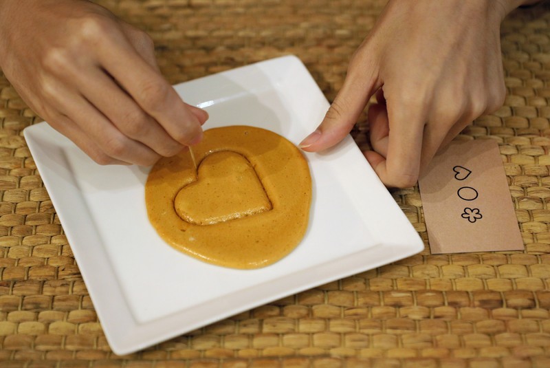 Permainan honeycomb toffee dari serial Netflix Korea Squid Game Para peserta permainan honeycomb toffee dari serial Netflix Korea