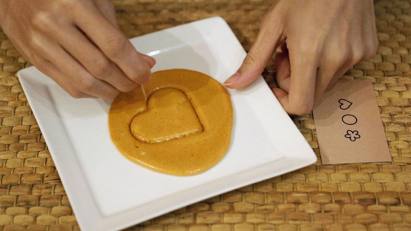 Para peserta permainan honeycomb toffee dari serial Netflix Korea 