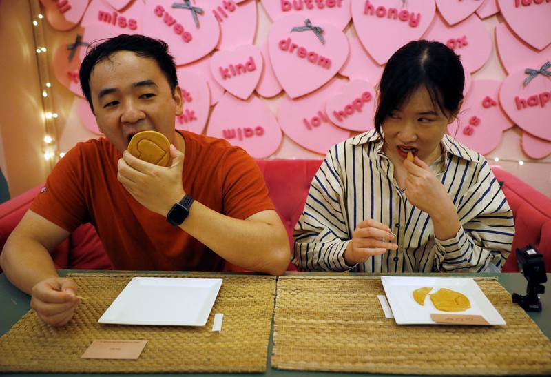 Permainan honeycomb toffee dari serial Netflix Korea Squid Game Para peserta permainan honeycomb toffee dari serial Netflix Korea