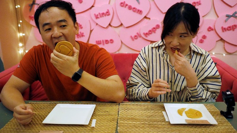 Para peserta permainan honeycomb toffee dari serial Netflix Korea 