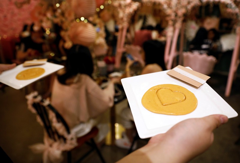 Permainan honeycomb toffee dari serial Netflix Korea Squid Game Para peserta permainan honeycomb toffee dari serial Netflix Korea