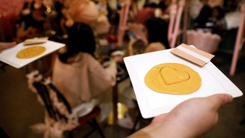 Para peserta permainan honeycomb toffee dari serial Netflix Korea 
