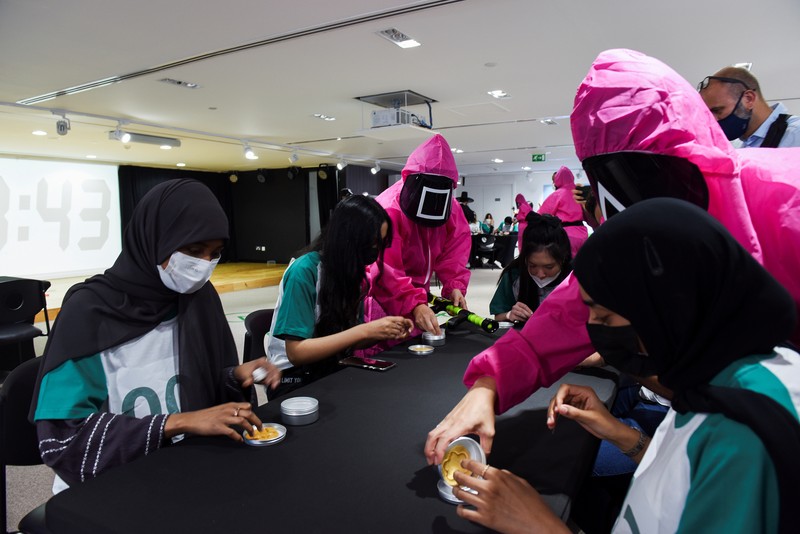 Permainan honeycomb toffee dari serial Netflix Korea Squid Game Para peserta permainan honeycomb toffee dari serial Netflix Korea