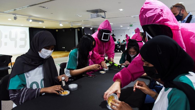 Para peserta permainan honeycomb toffee dari serial Netflix Korea 