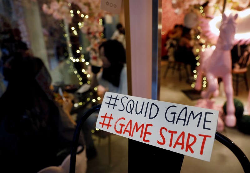 Permainan honeycomb toffee dari serial Netflix Korea Squid Game Para peserta permainan honeycomb toffee dari serial Netflix Korea