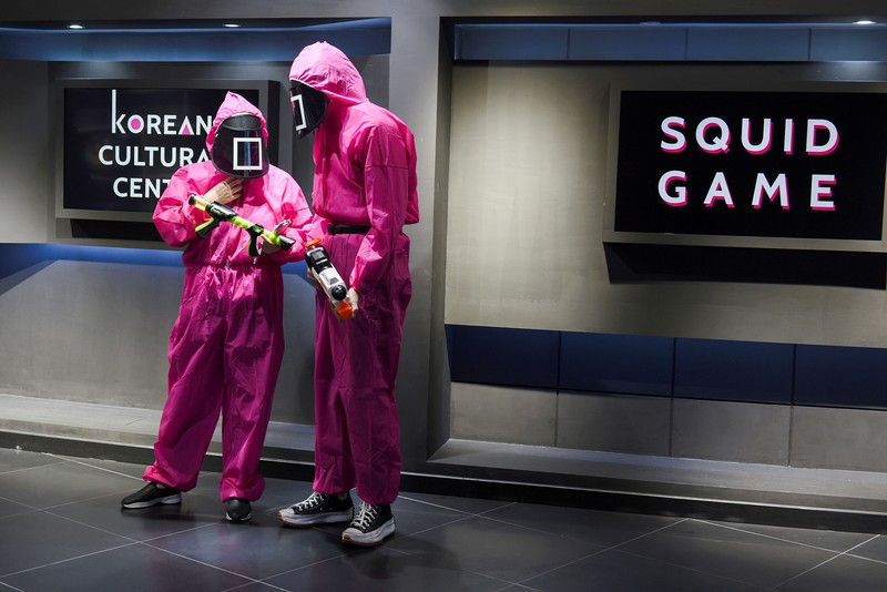 Permainan honeycomb toffee dari serial Netflix Korea Squid Game Para peserta permainan honeycomb toffee dari serial Netflix Korea