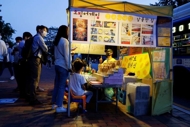 Permainan honeycomb toffee dari serial Netflix Korea Squid Game Para peserta permainan honeycomb toffee dari serial Netflix Korea