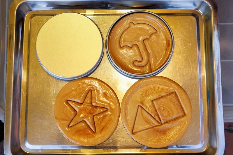 Para peserta permainan honeycomb toffee dari serial Netflix Korea 