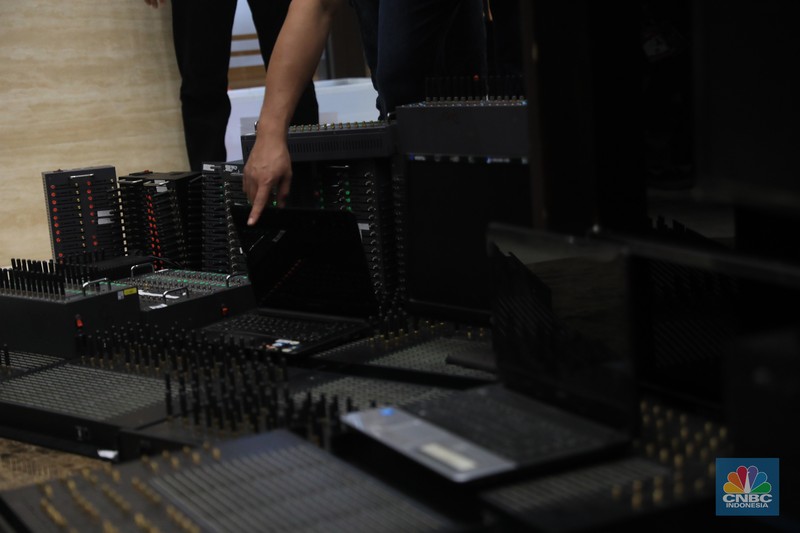 Paguyuban Peternak Rakyat Indonesia (PPRI) melakukan aksi unjuk rasa di depan Gedung DPR RI, Jakarta, Senin (11/1/2021). Aksi tersebut dilakukan seiring tingginya biaya produksi dan anjloknya harga telur. Aksi ini menuntut pemerintah agar keadilan bagi para peternak ayam mandiri, yang selalu dihantui oleh monopoli perusahaan besar (korporasi) dan fluktuasi harga rugi. Para demonstran sebelumnya dipersilahkan untuk membubarkan diri karena Jakarta masih dalam PPKM namun semua pengunjuk rasa sudah mempunyai surat antigen yang sudah mereka lakukan sebelum aksi.  (CNBC Indonesia/ Tri Susilo)