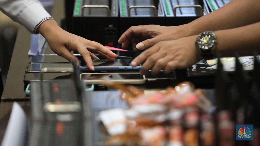 Sejumlah barang bukti hadir di konferensi pers pengungkapan sindikat Pinjol Ilegal di Bareskrim Polri, Jakarta, Jumat, (15/10/2021).. Bareskrim Polri membongkar sindikat pinjaman online (pinjol) di tujuh lokasi berbeda kawasan Jakarta. Ini sebagai tindak lanjut dari perintah Kapolri Jenderal Listyo Sigit Prabowo. Dari tujuh wilayah tersebut Polisi sudah mengamankan sebanyak tujuh pelaku. Selain itu, beberapa barang bukti turut dihadirkan. Dalam pengungkapan tersebut polisi berhasil mengamankan barang bukti monitor, modem pool serta menangkap sejumlah tersangka pada delapan lokasi di wilayah Jakarta. Sebelumnya Presiden Joko Widodo memberikan perhatian soal kemunculan pinjaman online atau pinjol yang merugikan masyarakat. Atas arahan Jokowi, Kapolri Jenderal Listyo Sigit Prabowo memerintahkan jajarannya menindak tegas pinjol yang merugikan warga.Tak berselang lama, Kapolri Jenderal Listyo Sigit Prabowo memerintahkan seluruh jajarannya untuk menindak tegas pinjol ilegal yang telah merugikan masyarakat. Perintah ini disampaikan Sigit untuk menindaklanjuti arahan Presiden Jokowi.  (CNBC Indonesia/ Muhammad Sabki)