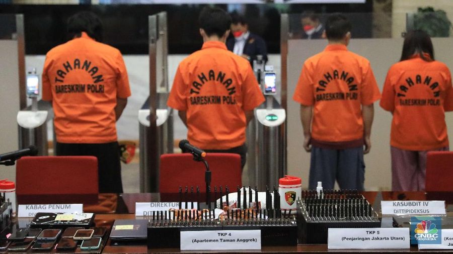 Sejumlah barang bukti hadir di konferensi pers pengungkapan sindikat Pinjol Ilegal di Bareskrim Polri, Jakarta, Jumat, (15/10/2021).. Bareskrim Polri membongkar sindikat pinjaman online (pinjol) di tujuh lokasi berbeda kawasan Jakarta. Ini sebagai tindak lanjut dari perintah Kapolri Jenderal Listyo Sigit Prabowo. Dari tujuh wilayah tersebut Polisi sudah mengamankan sebanyak tujuh pelaku. Selain itu, beberapa barang bukti turut dihadirkan. Dalam pengungkapan tersebut polisi berhasil mengamankan barang bukti monitor, modem pool serta menangkap sejumlah tersangka pada delapan lokasi di wilayah Jakarta. Sebelumnya Presiden Joko Widodo memberikan perhatian soal kemunculan pinjaman online atau pinjol yang merugikan masyarakat. Atas arahan Jokowi, Kapolri Jenderal Listyo Sigit Prabowo memerintahkan jajarannya menindak tegas pinjol yang merugikan warga.Tak berselang lama, Kapolri Jenderal Listyo Sigit Prabowo memerintahkan seluruh jajarannya untuk menindak tegas pinjol ilegal yang telah merugikan masyarakat. Perintah ini disampaikan Sigit untuk menindaklanjuti arahan Presiden Jokowi. (CNBC Indonesia/ Muhammad Sabki)