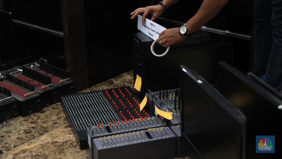 Sejumlah barang bukti hadir di konferensi pers pengungkapan sindikat Pinjol Ilegal di Bareskrim Polri, Jakarta, Jumat, (15/10/2021).. Bareskrim Polri membongkar sindikat pinjaman online (pinjol) di tujuh lokasi berbeda kawasan Jakarta. Ini sebagai tindak lanjut dari perintah Kapolri Jenderal Listyo Sigit Prabowo. Dari tujuh wilayah tersebut Polisi sudah mengamankan sebanyak tujuh pelaku. Selain itu, beberapa barang bukti turut dihadirkan. Dalam pengungkapan tersebut polisi berhasil mengamankan barang bukti monitor, modem pool serta menangkap sejumlah tersangka pada delapan lokasi di wilayah Jakarta. Sebelumnya Presiden Joko Widodo memberikan perhatian soal kemunculan pinjaman online atau pinjol yang merugikan masyarakat. Atas arahan Jokowi, Kapolri Jenderal Listyo Sigit Prabowo memerintahkan jajarannya menindak tegas pinjol yang merugikan warga.Tak berselang lama, Kapolri Jenderal Listyo Sigit Prabowo memerintahkan seluruh jajarannya untuk menindak tegas pinjol ilegal yang telah merugikan masyarakat. Perintah ini disampaikan Sigit untuk menindaklanjuti arahan Presiden Jokowi.  (CNBC Indonesia/ Muhammad Sabki)