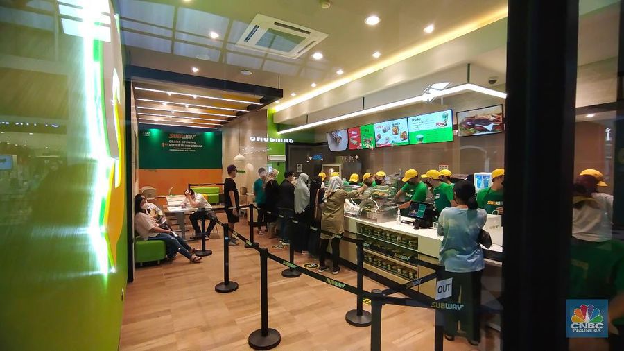 Suasana hari pertama pembukaan Subway Indonesia di Mal Cilandak Town Square,