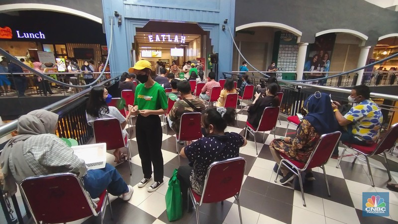 Suasana hari pertama pembukaan Subway Indonesia di Mal Cilandak Town Square, Suasana antrean panjang calon pembeli restoran Subway di Mal Cilandak Town Square, Jakarta, Jumat (15/10/2021). Tingginya minat masyarakat pada restoran sandwich cepat saji asal Amerika Serikat tersebut membuat antrian mengular hingga lebih dari 3 jam. Adapun restoran ini membuka gerai pertamanya setelah 20 tahun hengkang dari Indonesia. Dilokasi para pengunjung dibagi menjadi tiga antrean mulai dari antrean berdiri, duduk di koridor tengah dan antrean terakhir sebelum memasuki gerai. Padatnya pengunjung membuat pihak keamanan kesulitan dalam mengatur jaga jarak.
(CNBC Indonesia/ Tri Susilo)
