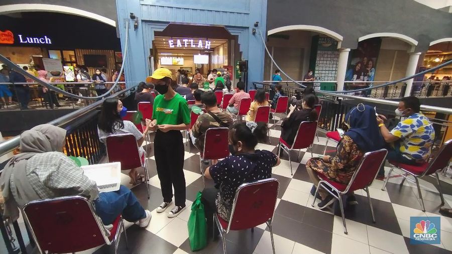 Suasana hari pertama pembukaan Subway Indonesia di Mal Cilandak Town Square,