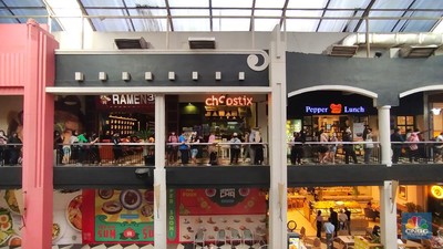 Suasana hari pertama pembukaan Subway Indonesia di Mal Cilandak Town Square, Suasana antrean panjang calon pembeli restoran Subway di Mal Cilandak Town Square, Jakarta, Jumat (15/10/2021). Tingginya minat masyarakat pada restoran sandwich cepat saji asal Amerika Serikat tersebut membuat antrian mengular hingga lebih dari 3 jam. Adapun restoran ini membuka gerai pertamanya setelah 20 tahun hengkang dari Indonesia. Dilokasi para pengunjung dibagi menjadi tiga antrean mulai dari antrean berdiri, duduk di koridor tengah dan antrean terakhir sebelum memasuki gerai. Padatnya pengunjung membuat pihak keamanan kesulitan dalam mengatur jaga jarak.
(CNBC Indonesia/ Tri Susilo)