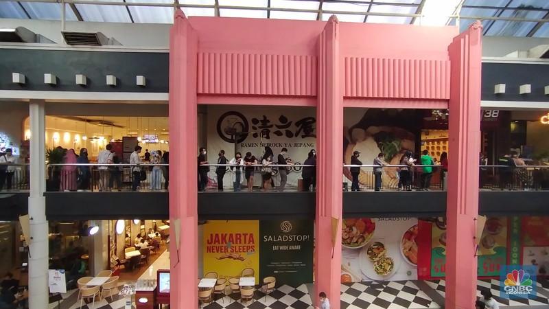 Suasana antrean panjang calon pembeli restoran Subway di Mal Cilandak Town Square, Jakarta, Jumat (15/10/2021). Tingginya minat masyarakat pada restoran sandwich cepat saji asal Amerika Serikat tersebut membuat antrian mengular hingga lebih dari 3 jam. Adapun restoran ini membuka gerai pertamanya setelah 20 tahun hengkang dari Indonesia. Dilokasi para pengunjung dibagi menjadi tiga antrean mulai dari antrean berdiri, duduk di koridor tengah dan antrean terakhir sebelum memasuki gerai. Padatnya pengunjung membuat pihak keamanan kesulitan dalam mengatur jaga jarak. 
  (CNBC Indonesia/ Tri Susilo)