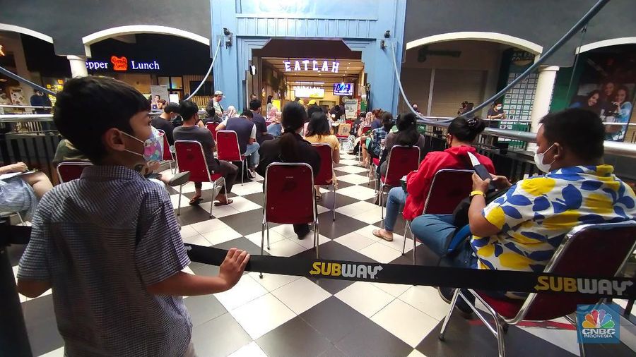 Suasana antrean panjang calon pembeli restoran Subway di Mal Cilandak Town Square, Jakarta, Jumat (15/10/2021). Tingginya minat masyarakat pada restoran sandwich cepat saji asal Amerika Serikat tersebut membuat antrian mengular hingga lebih dari 3 jam. Adapun restoran ini membuka gerai pertamanya setelah 20 tahun hengkang dari Indonesia. Dilokasi para pengunjung dibagi menjadi tiga antrean mulai dari antrean berdiri, duduk di koridor tengah dan antrean terakhir sebelum memasuki gerai. Padatnya pengunjung membuat pihak keamanan kesulitan dalam mengatur jaga jarak.
(CNBC Indonesia/ Tri Susilo)