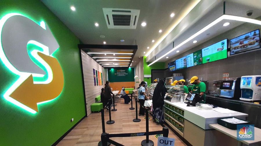 Suasana hari pertama pembukaan Subway Indonesia di Mal Cilandak Town Square,