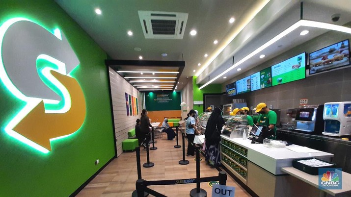 Suasana hari pertama pembukaan Subway Indonesia di Mal Cilandak Town Square, Suasana antrean panjang calon pembeli restoran Subway di Mal Cilandak Town Square, Jakarta, Jumat (15/10/2021). Tingginya minat masyarakat pada restoran sandwich cepat saji asal Amerika Serikat tersebut membuat antrian mengular hingga lebih dari 3 jam. Adapun restoran ini membuka gerai pertamanya setelah 20 tahun hengkang dari Indonesia. Dilokasi para pengunjung dibagi menjadi tiga antrean mulai dari antrean berdiri, duduk di koridor tengah dan antrean terakhir sebelum memasuki gerai. Padatnya pengunjung membuat pihak keamanan kesulitan dalam mengatur jaga jarak.
(CNBC Indonesia/ Tri Susilo)