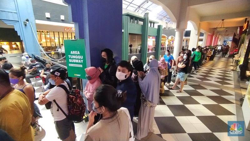Suasana hari pertama pembukaan Subway Indonesia di Mal Cilandak Town Square, Suasana antrean panjang calon pembeli restoran Subway di Mal Cilandak Town Square, Jakarta, Jumat (15/10/2021). Tingginya minat masyarakat pada restoran sandwich cepat saji asal Amerika Serikat tersebut membuat antrian mengular hingga lebih dari 3 jam. Adapun restoran ini membuka gerai pertamanya setelah 20 tahun hengkang dari Indonesia. Dilokasi para pengunjung dibagi menjadi tiga antrean mulai dari antrean berdiri, duduk di koridor tengah dan antrean terakhir sebelum memasuki gerai. Padatnya pengunjung membuat pihak keamanan kesulitan dalam mengatur jaga jarak.
(CNBC Indonesia/ Tri Susilo)
