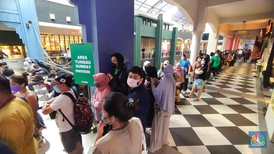 Suasana antrean panjang calon pembeli restoran Subway di Mal Cilandak Town Square, Jakarta, Jumat (15/10/2021). Tingginya minat masyarakat pada restoran sandwich cepat saji asal Amerika Serikat tersebut membuat antrian mengular hingga lebih dari 3 jam. Adapun restoran ini membuka gerai pertamanya setelah 20 tahun hengkang dari Indonesia. Dilokasi para pengunjung dibagi menjadi tiga antrean mulai dari antrean berdiri, duduk di koridor tengah dan antrean terakhir sebelum memasuki gerai. Padatnya pengunjung membuat pihak keamanan kesulitan dalam mengatur jaga jarak. 
  (CNBC Indonesia/ Tri Susilo)