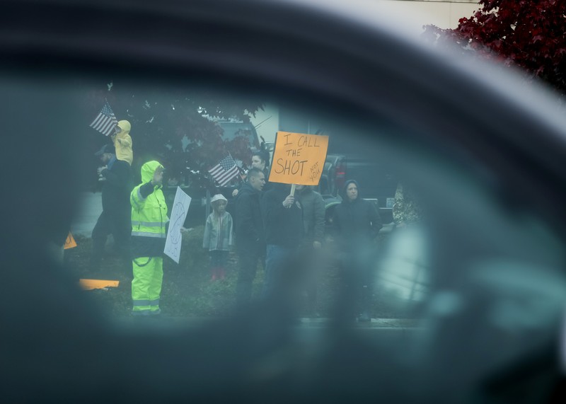 HEALTH-CORONAVIRUS/USA-VACCINES Boeing employees and others line the street with signs and American flags as they protest the company's coronavirus disease (COVID-19) vaccine mandate, outside the Boeing facility in Everett, Washington, October 15, 2021. REUTERS/Lindsey Wasson