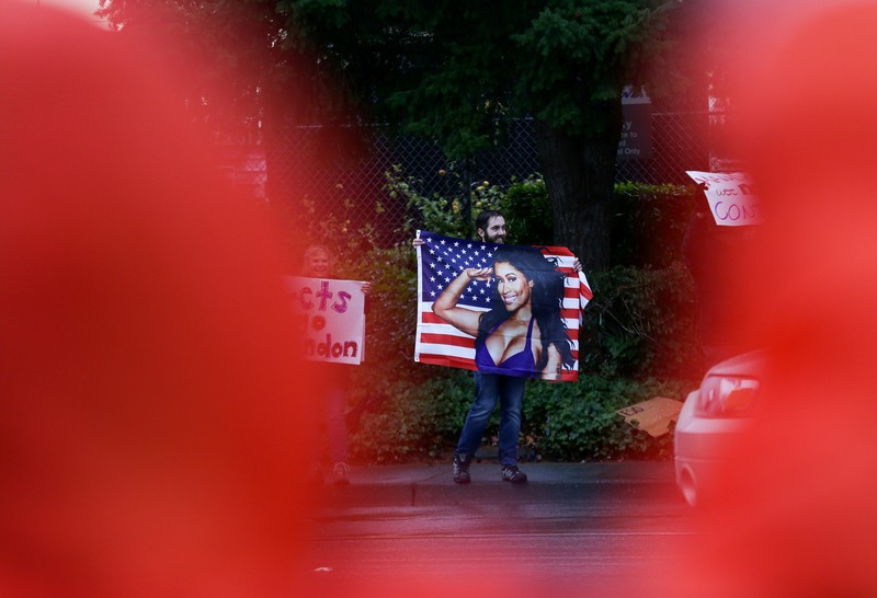 HEALTH-CORONAVIRUS/USA-VACCINES Boeing employees and others line the street with signs and American flags as they protest the company's coronavirus disease (COVID-19) vaccine mandate, outside the Boeing facility in Everett, Washington, October 15, 2021. REUTERS/Lindsey Wasson