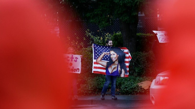 Boeing employees and others line the street with signs and American flags as they protest the company's coronavirus disease (COVID-19) vaccine mandate, outside the Boeing facility in Everett, Washington, October 15, 2021.  REUTERS/Lindsey Wasson